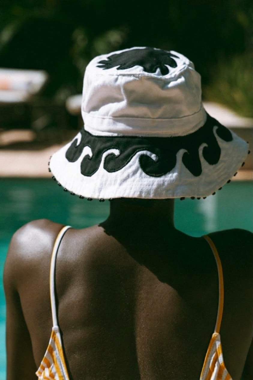 SIKUKUU Bucket Hat (White + Black)